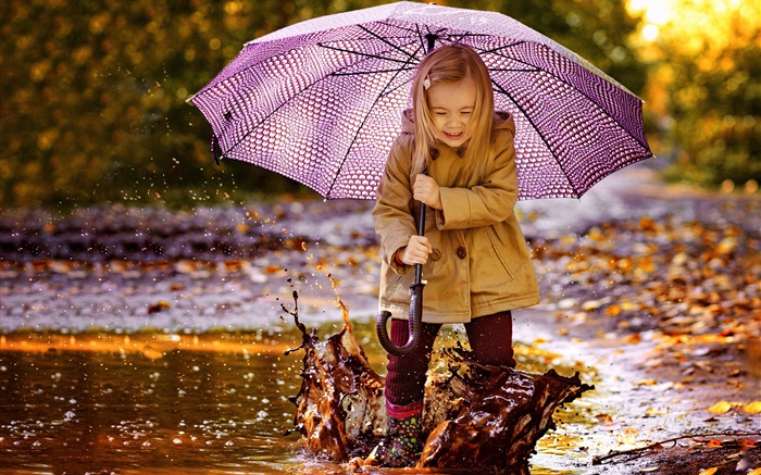 可愛的小女孩，玩水，雨傘 桌布 圖片