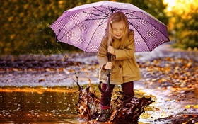 可愛的小女孩，玩水，雨傘