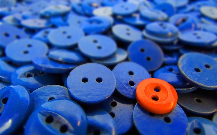 許多藍色钮扣，一個紅色 桌布 圖片